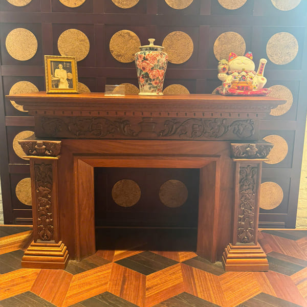 Khung lò sưởi hoa văn đục gỗ